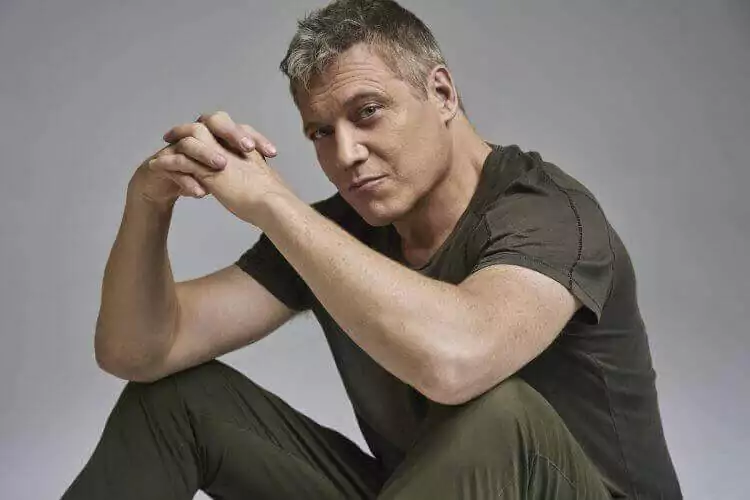 Holt McCallany Interview